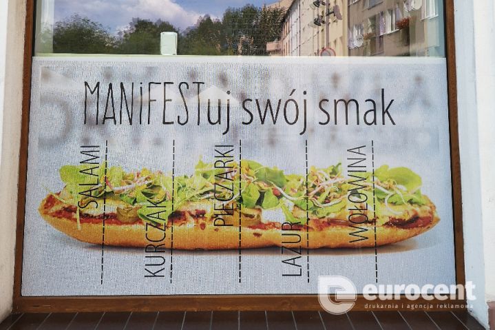 Witryna baru Manifest na Małym Rynku oklejona przez agencję reklamową Eurocent