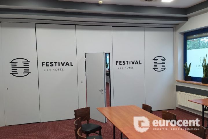 Sala konferencyjna Hotelu Festiwal oklejona logotypami przez Eurocent Opole