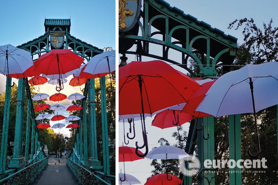 Montaż parasoli biało-czerwonych na Moście Groszowym w Opolu